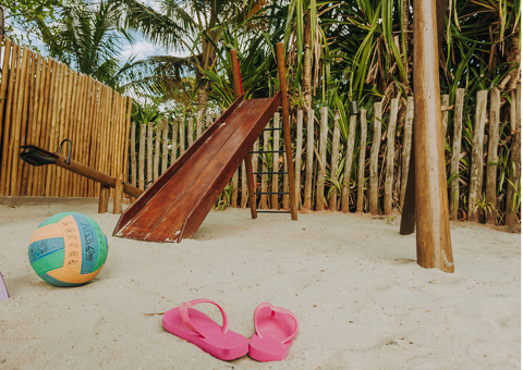 Playground na areia do Vistabela com a Mata Atlântica ao fundo