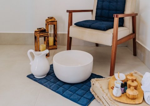 Pavilhão de spa em meio à Mata Atlântica, com maca de massagem e vista para o oceano