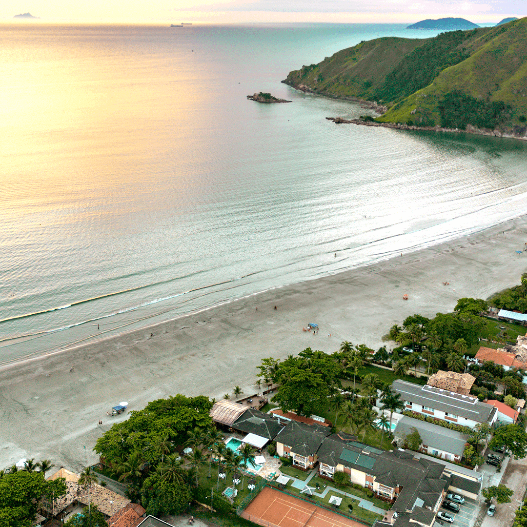 Praia de Barequeçaba vista a partir do Vistabela Resort, com mar calmo ao amanhecer