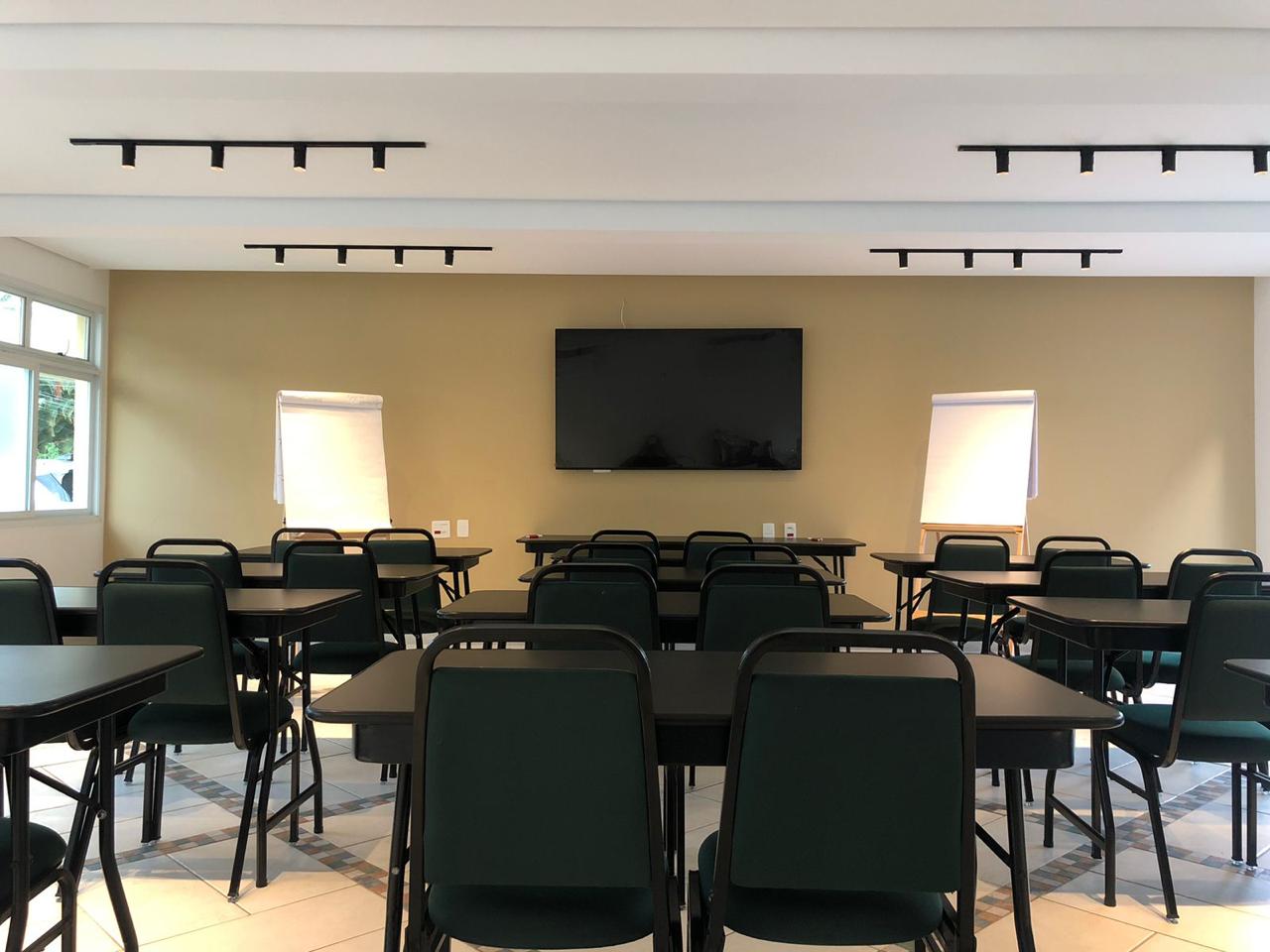 Sala de reunião com luz natural e vista para a Mata Atlântica